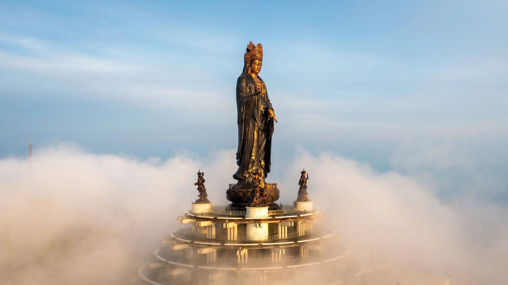 Ba Den Mountain hosts grand procession and enshrinement of Buddha relics